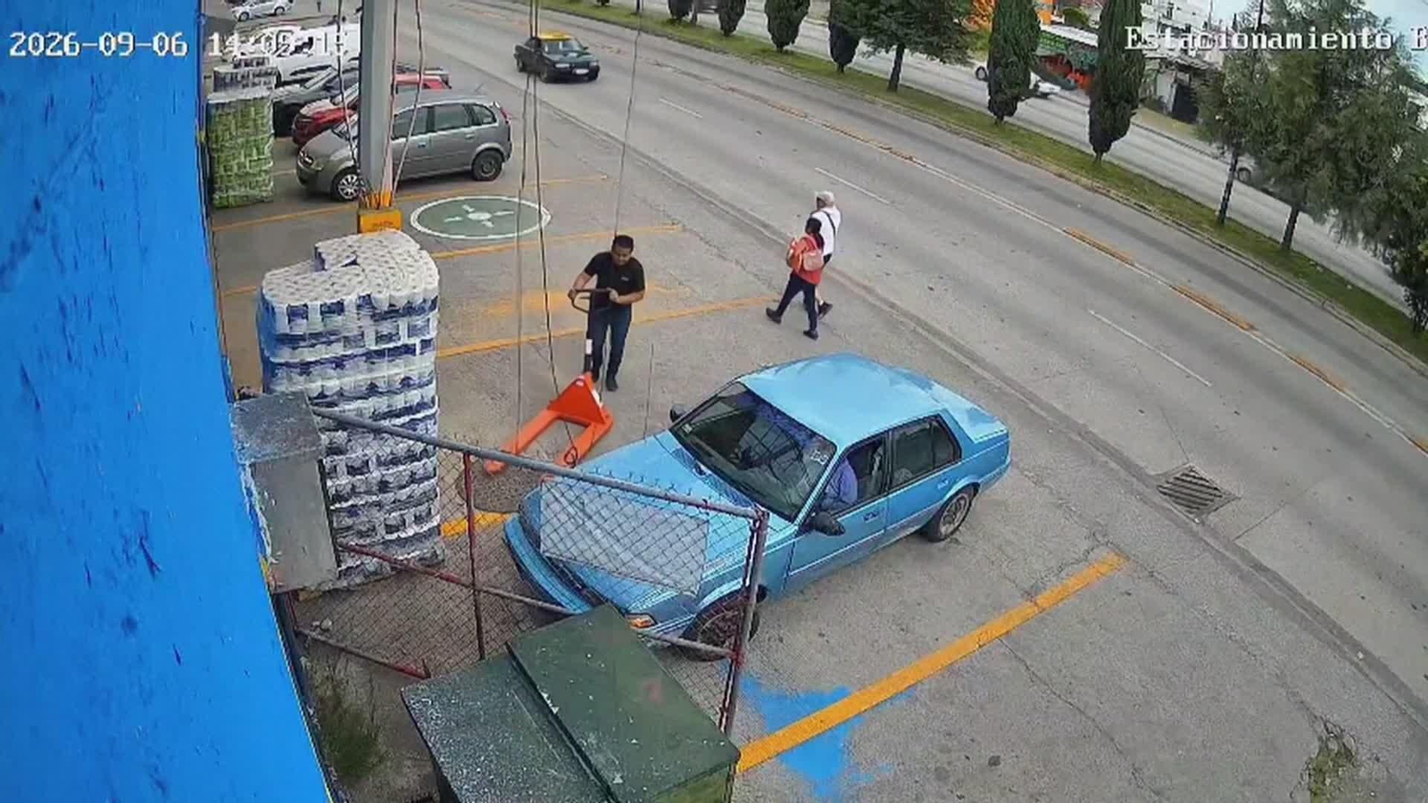 M013-MEXICO EVITAN ATROPELLO NIÑO