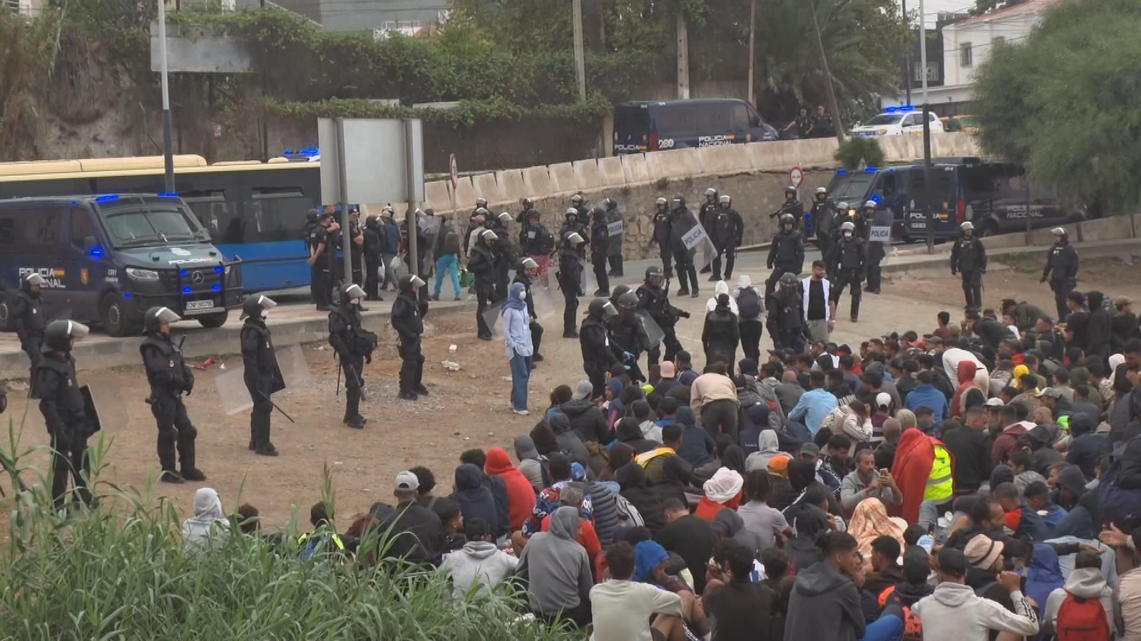 La Policía desaloja el asentamiento de personas migrantes de la playa del Trampolín en Ceuta