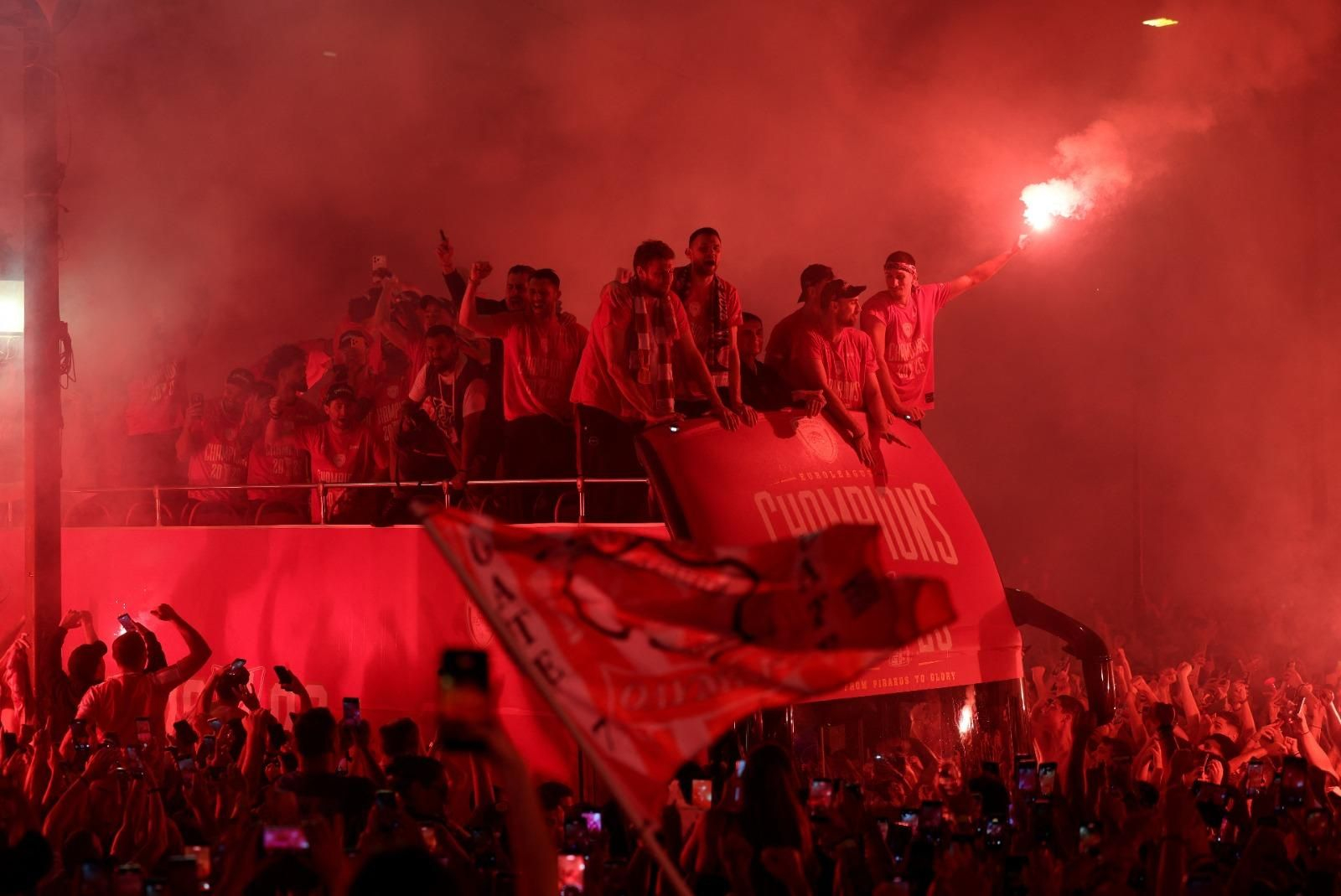 El Olympiacos celebra por todo lo alto su cuarta Euroliga tras vencer al Real Madrid