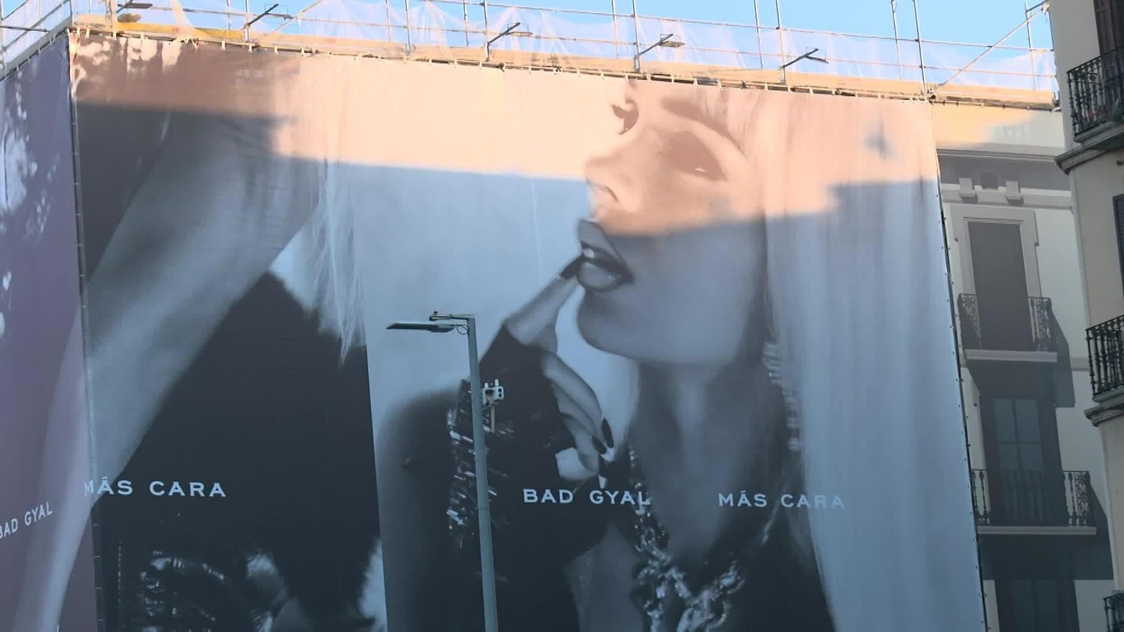 J086-BARCELONA BAD GYAL ACCION SORPRESA