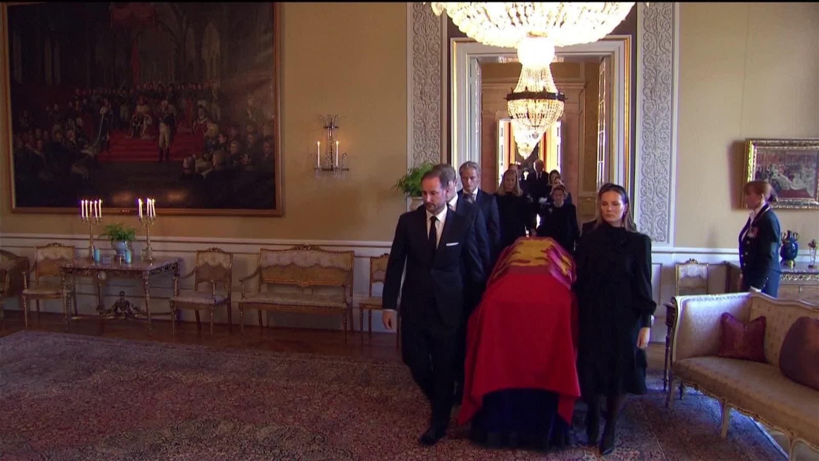 L062-NORUEGA TRASLADO FERETRO REY HARALD A CAPILLA ARDIENTE
