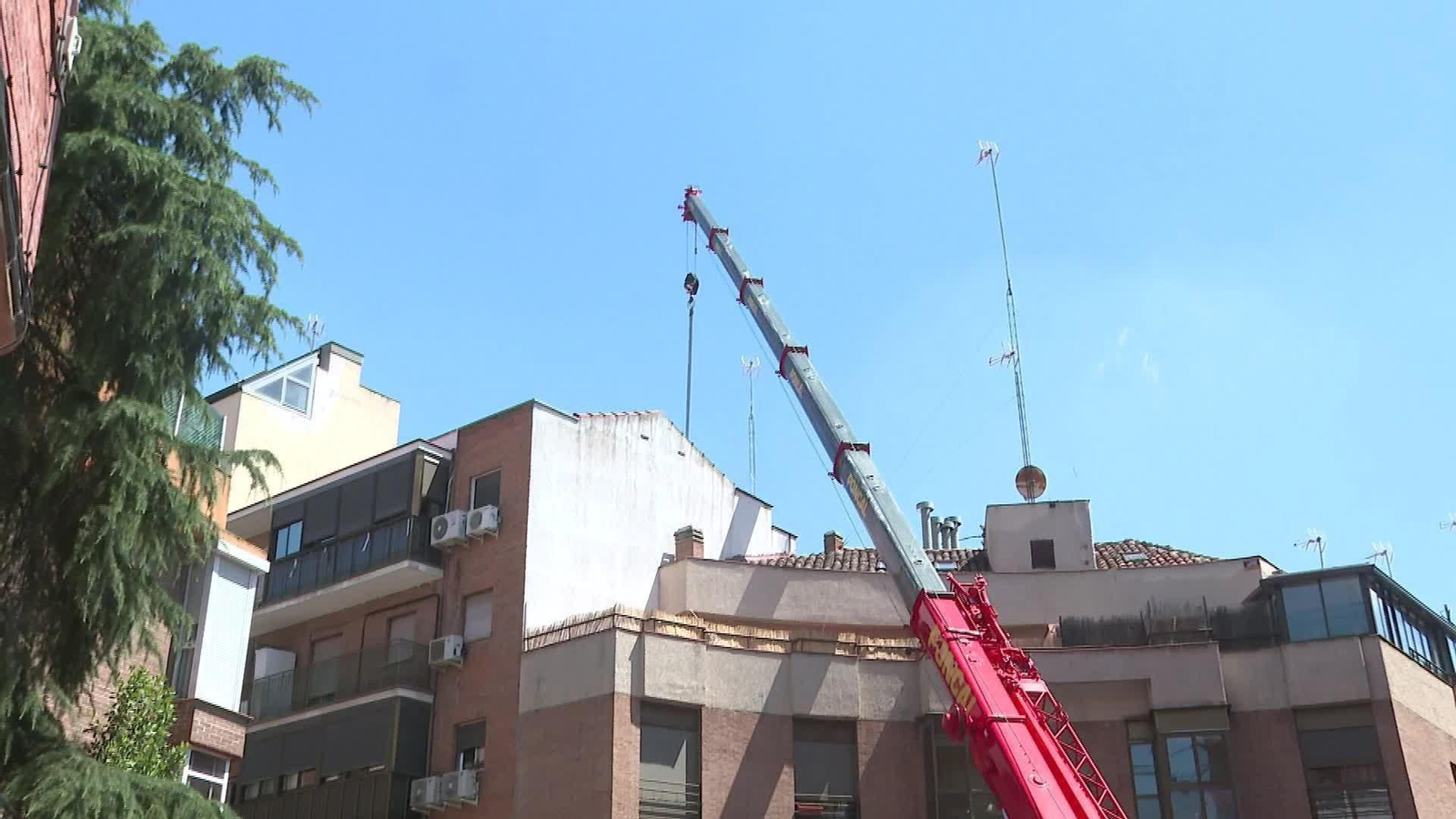 L061-MADRID CAIDA GRUA SOBRE EDIFICIO EN CONSTRUCCION
