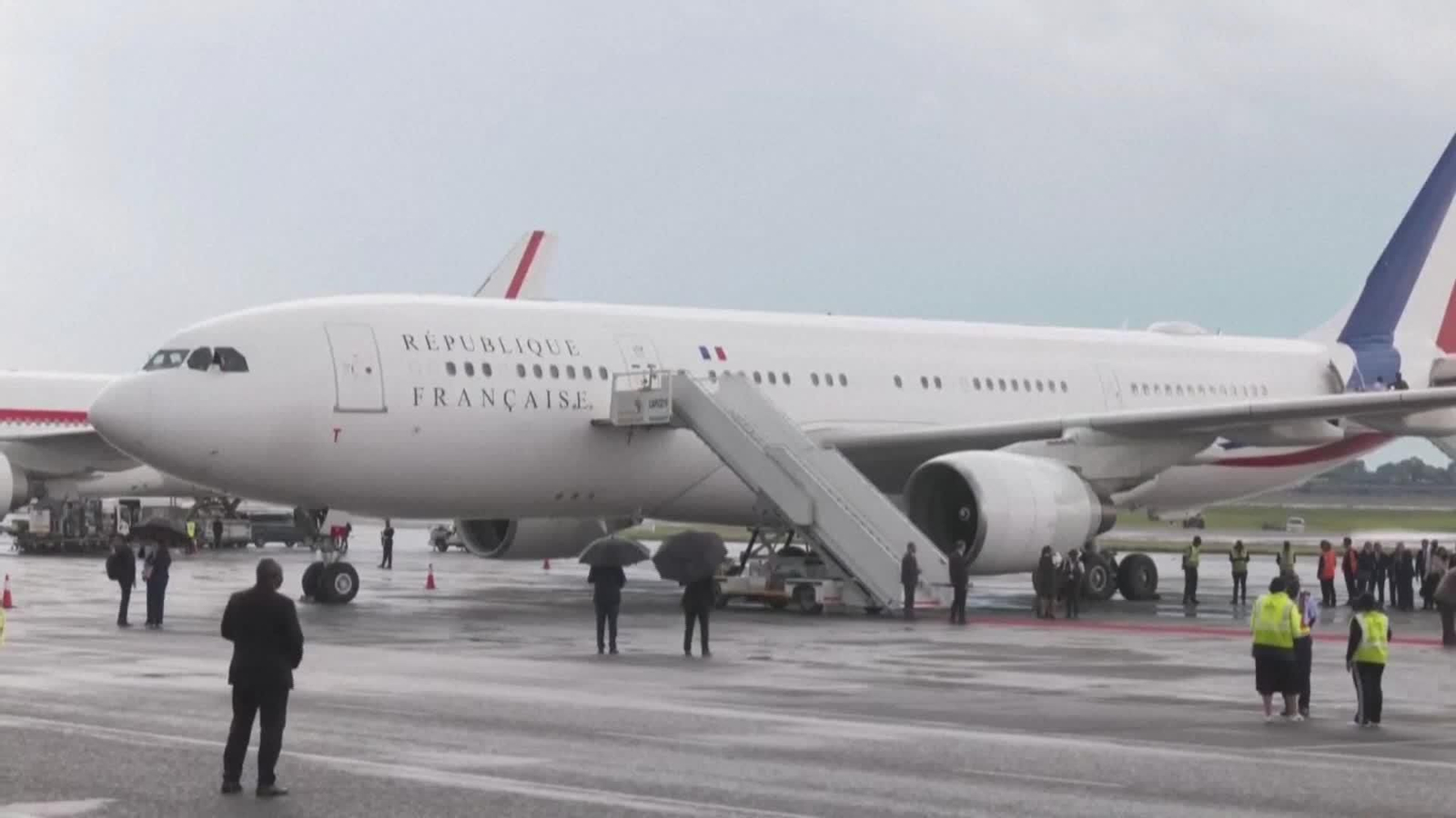 V069-SUDAFRICA LLEGADA DE MACRON AL G20