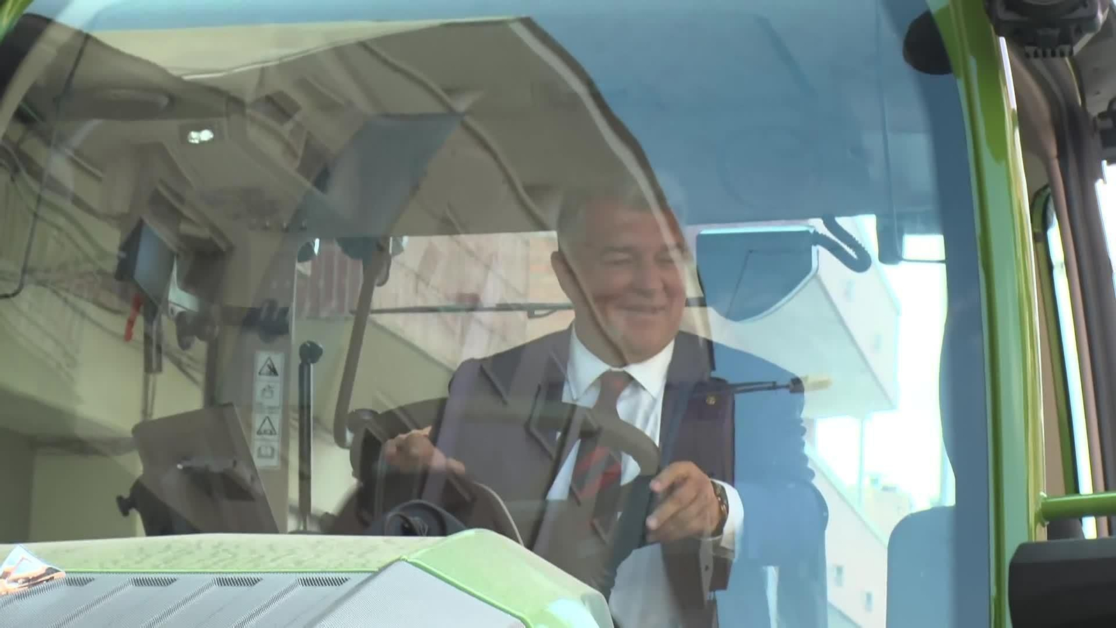 va Laporta se sube en un tractor