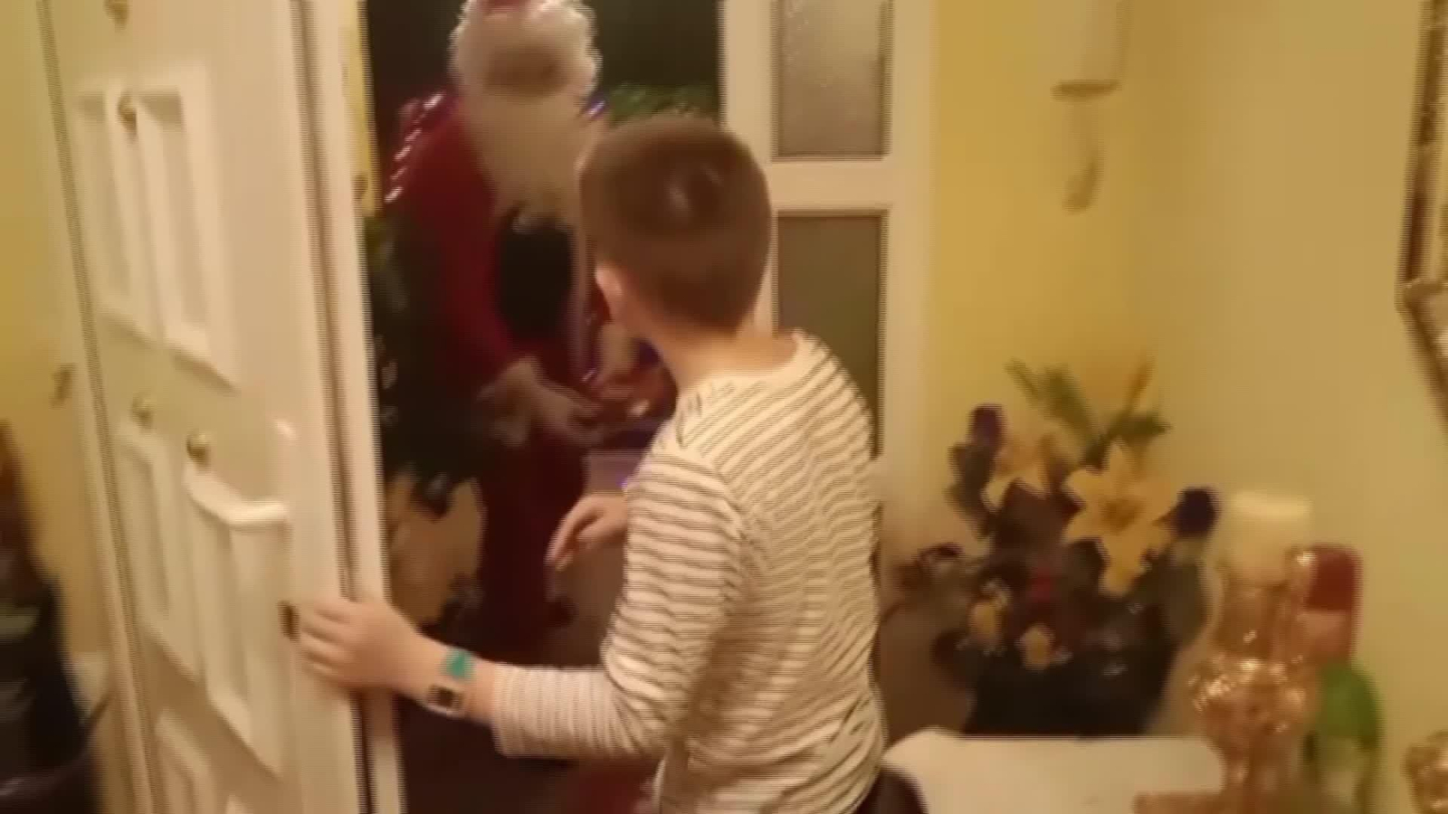 J013-VARIOS NIÑOS ABREN REGALOS