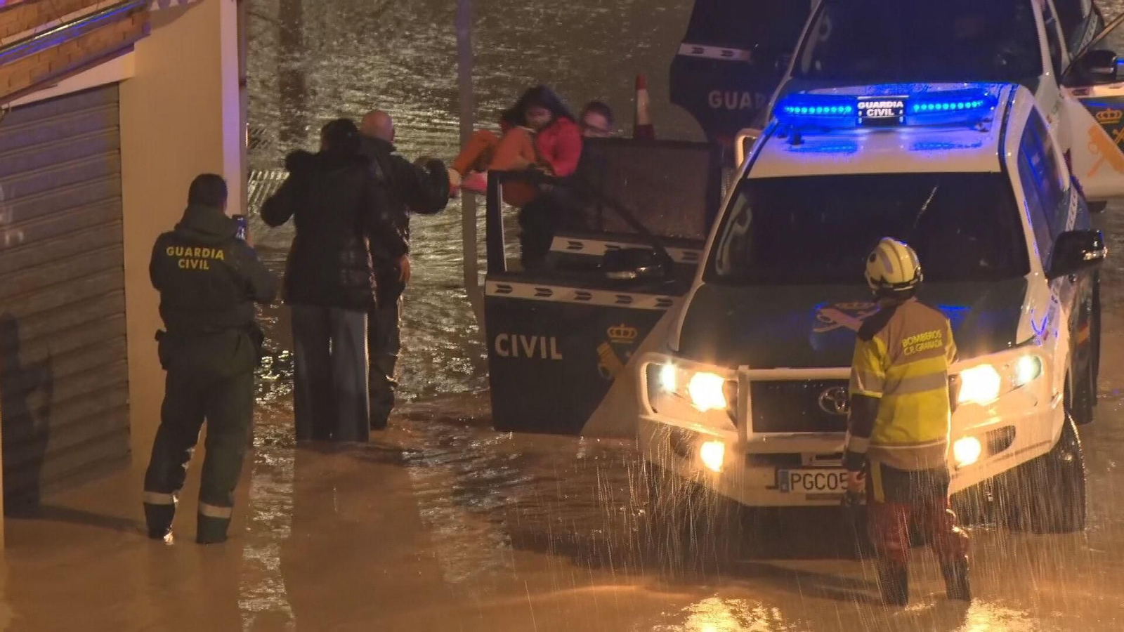 La Guardia Civil rescata a una niña en Huétor Tajar (Granada) tras el desbordamiento del río Genil