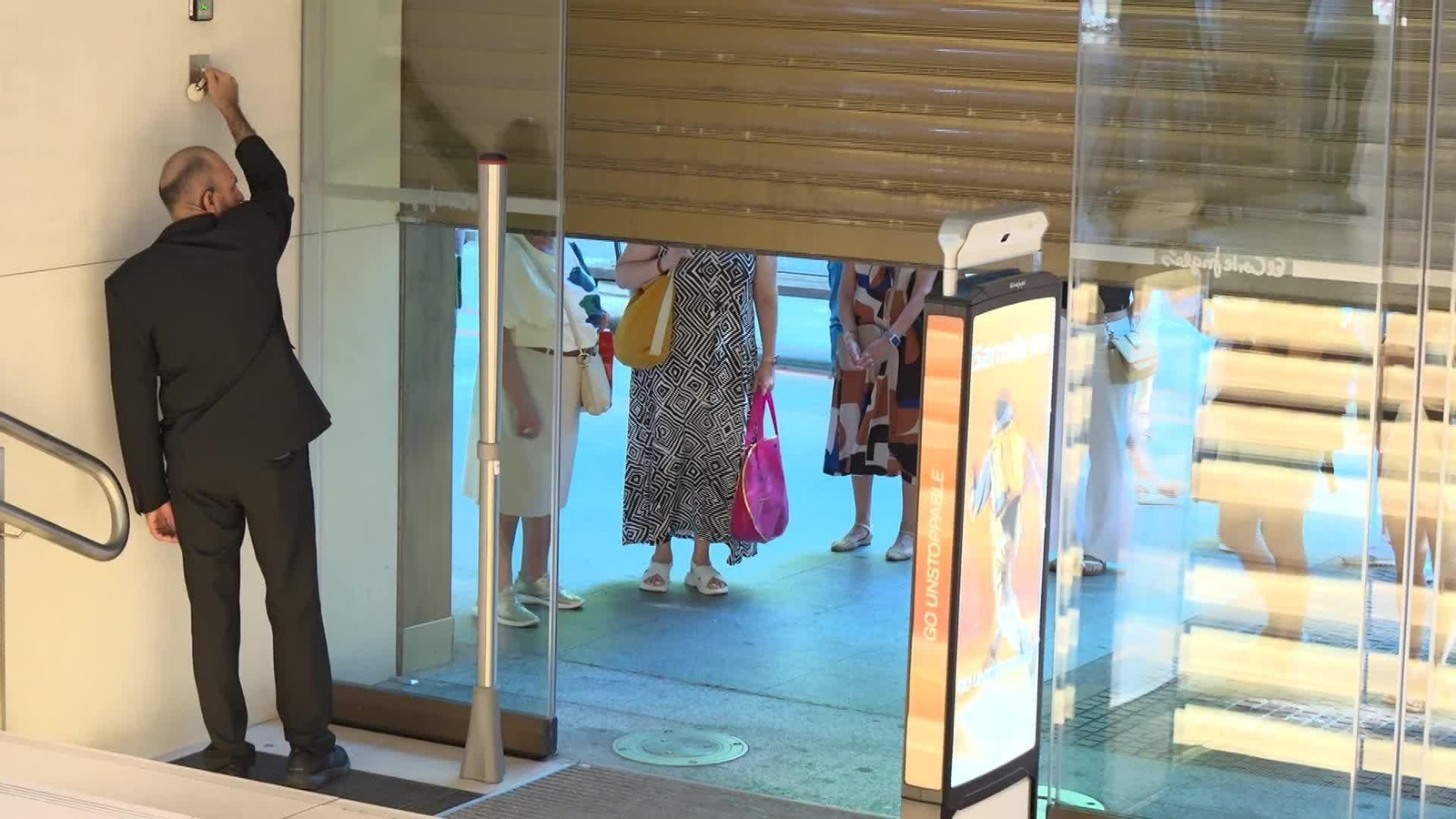 J026-VARIOS COMIENZAN LAS REBAJAS