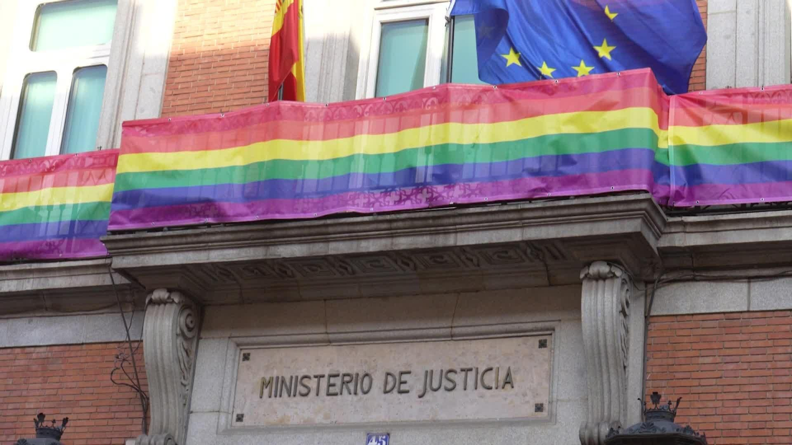 J019-MADRID BANDERA LGTBI MONCLOA