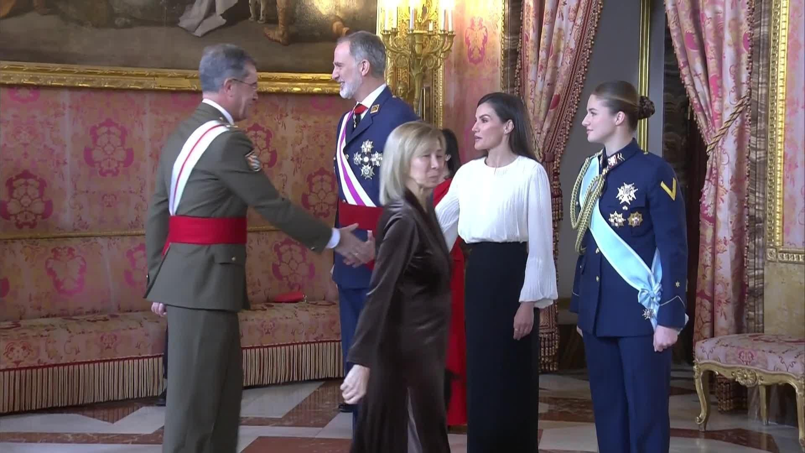 va rey en desfile pascua militar