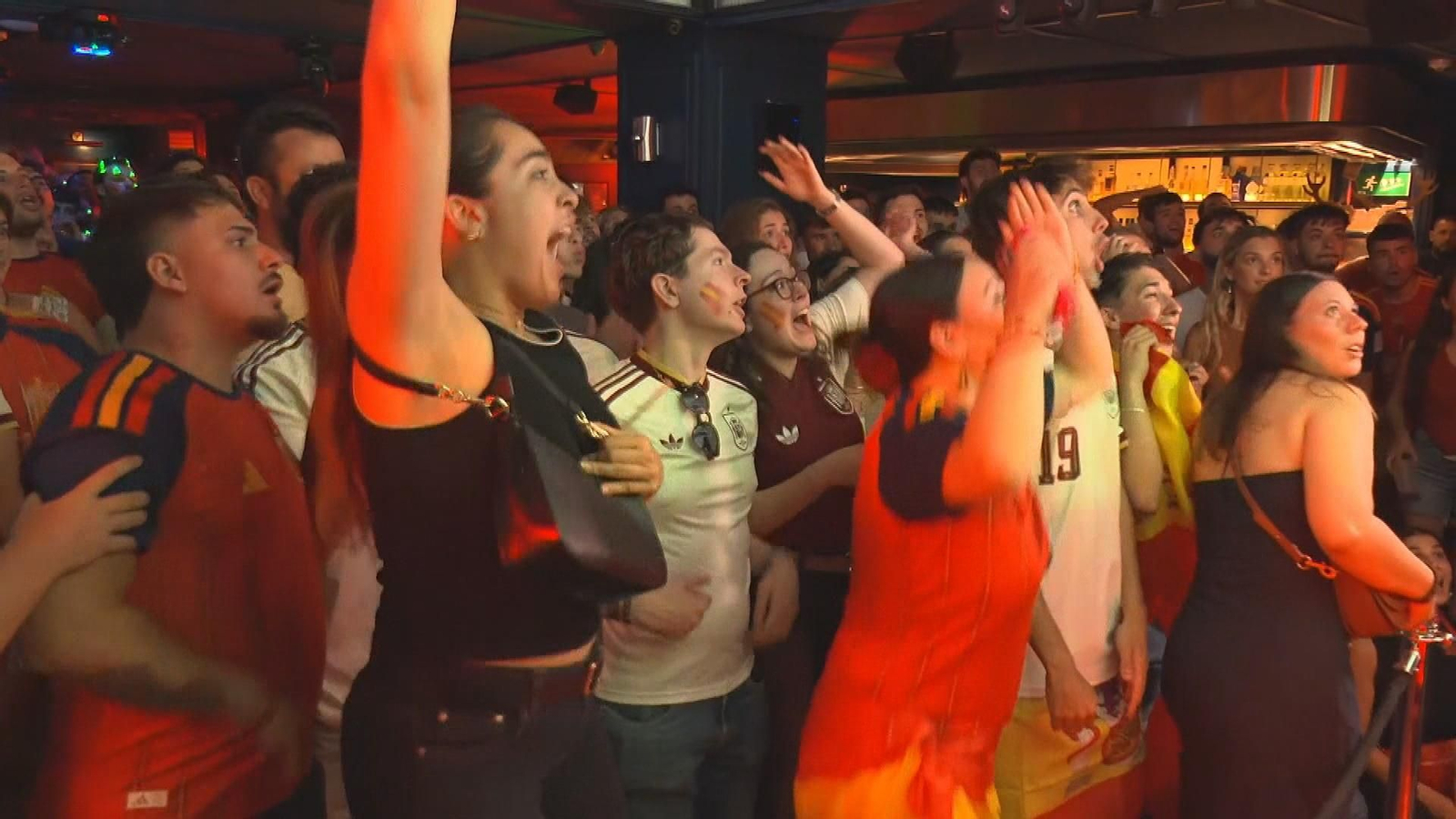 Los aficionados españoles trasnochan para vibrar con la victoria de España ante Uruguay