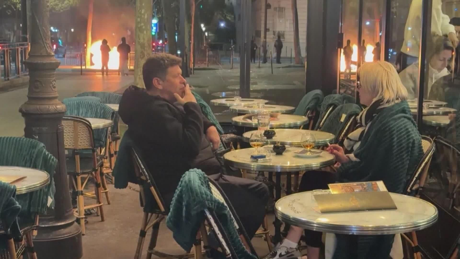 va pareja de copas con barricadas ardiendo francia