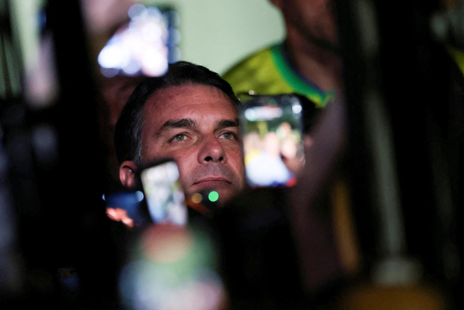 Flávio Bolsonaro supera en votos a Lula