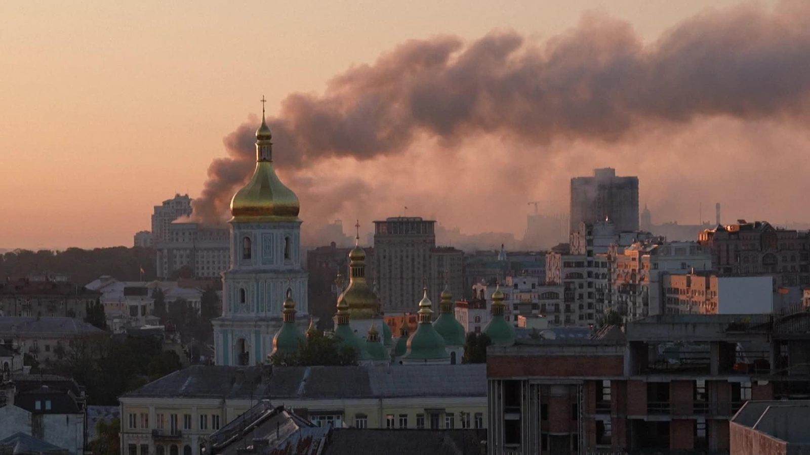D003-UCRANIA KIEV ATAQUE RUSO INCENDIA SEDE DEL GOBIERNO