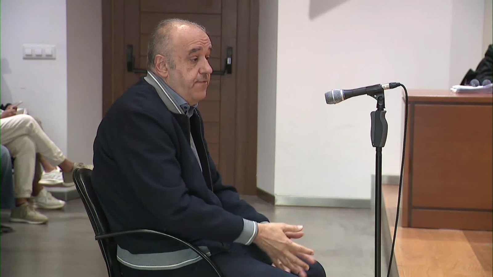 El lotero juzgado de A Coruña mantiene que estaba completamente solo cuando comprobó el boleto premiado