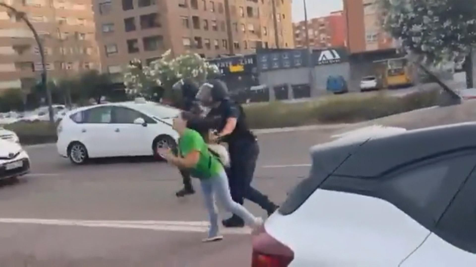 La agresión de un policía a una profesora en Valencia