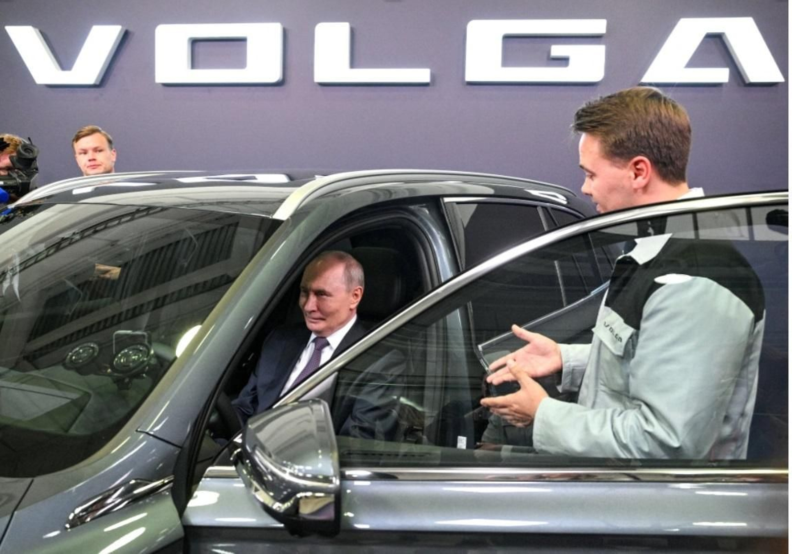 putin conduciendo volga