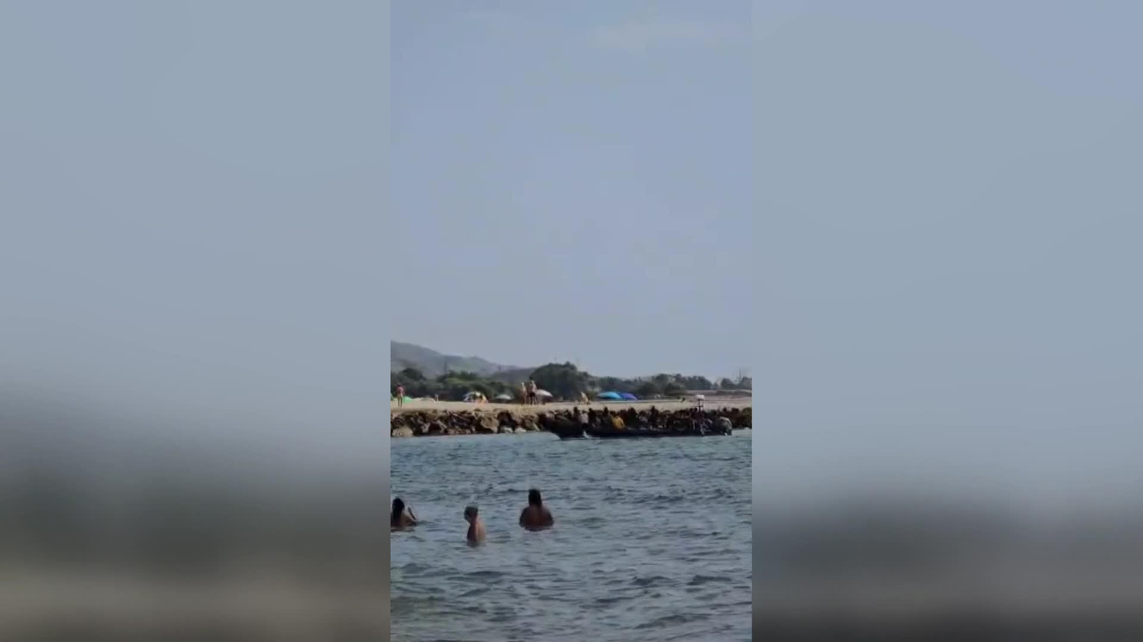 L046-EDI NUDISTAS AYUDAN PATERA MIGRANTES