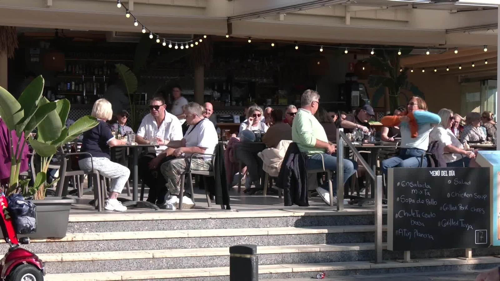 X044-EDI VARIOS TURISTAS DE FIN DE AÑO