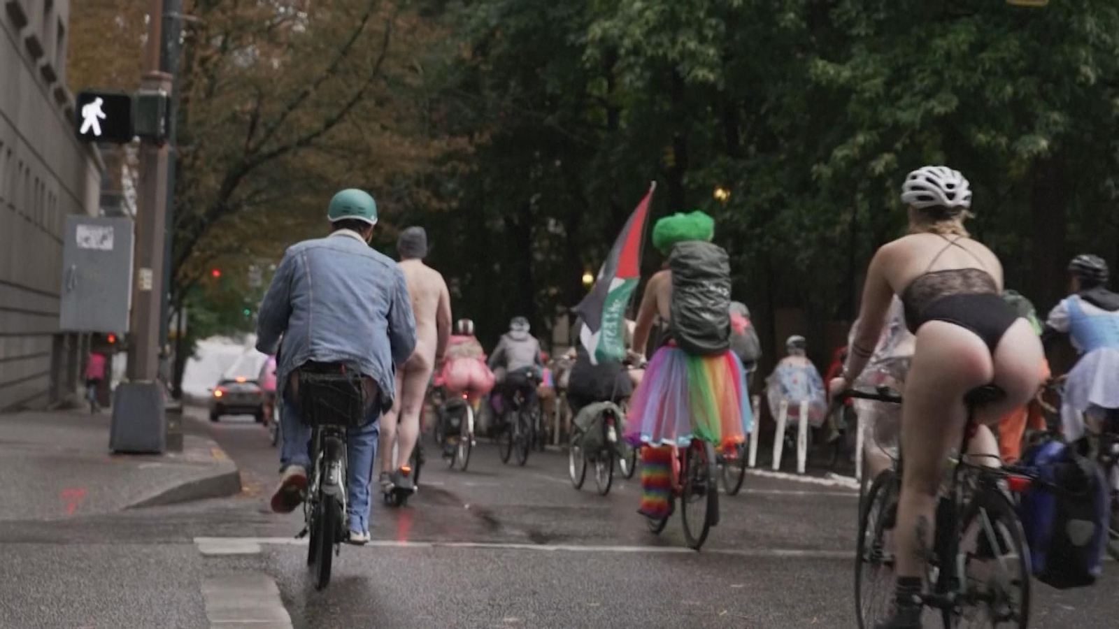 Cientos de ciclistas protestan desnudos en Portland