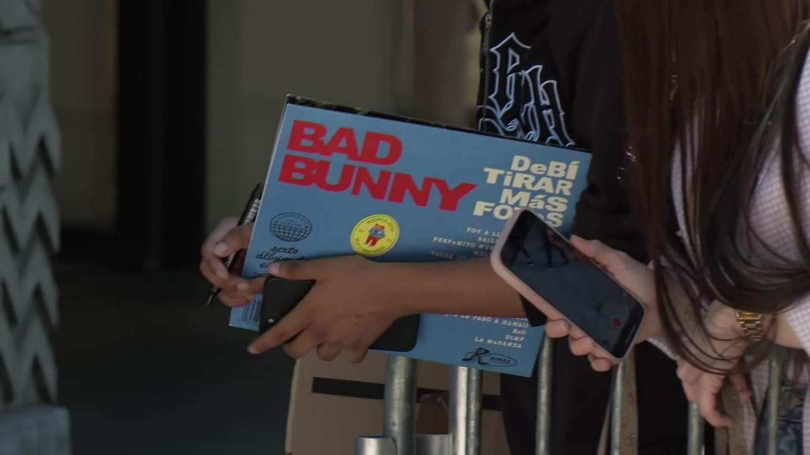 J043-BARCELONA FANS HOTEL BAD BUNNY