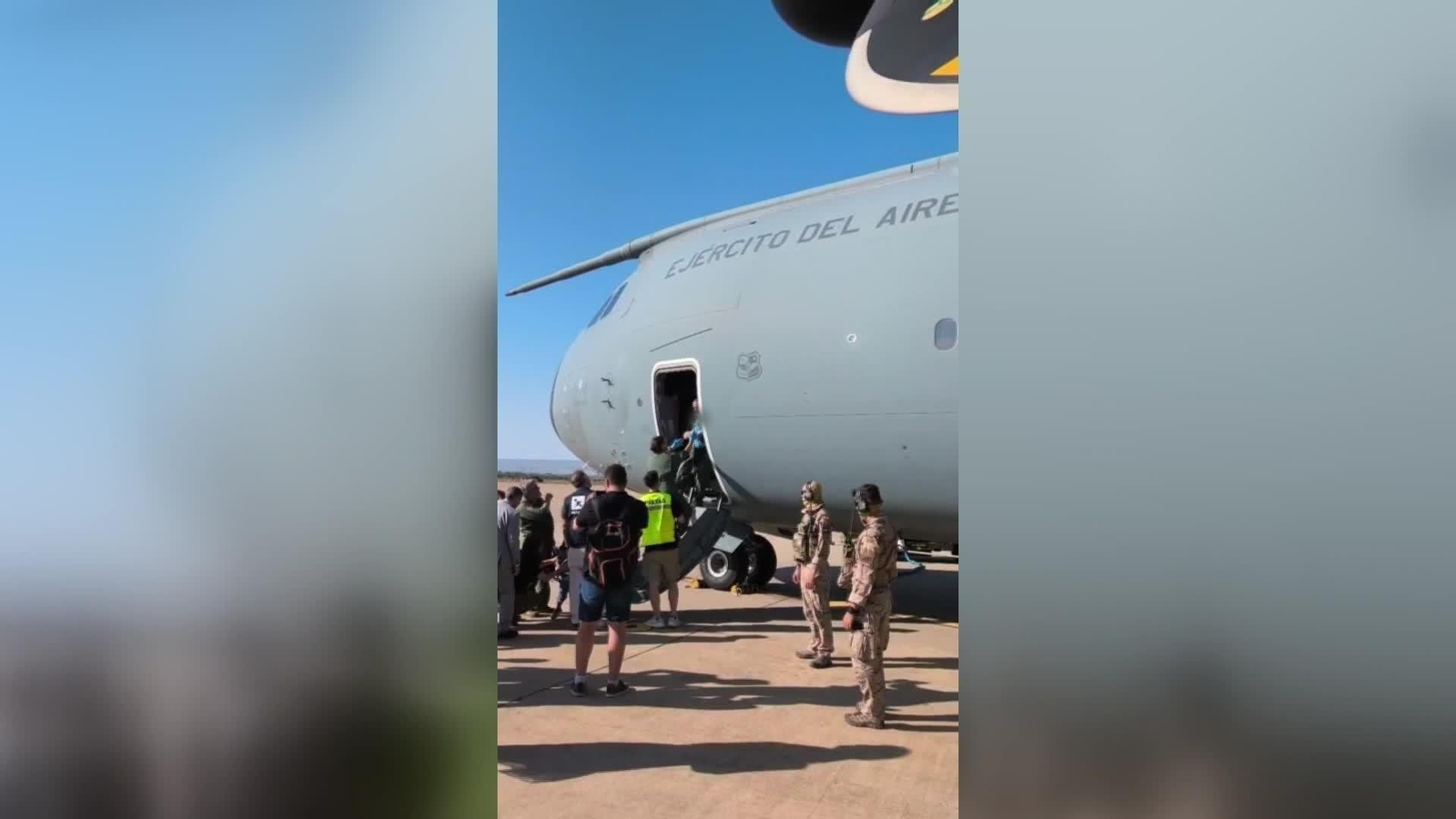 J016-ZARAGOZA LLEGADA AVION NIÑOS GAZA