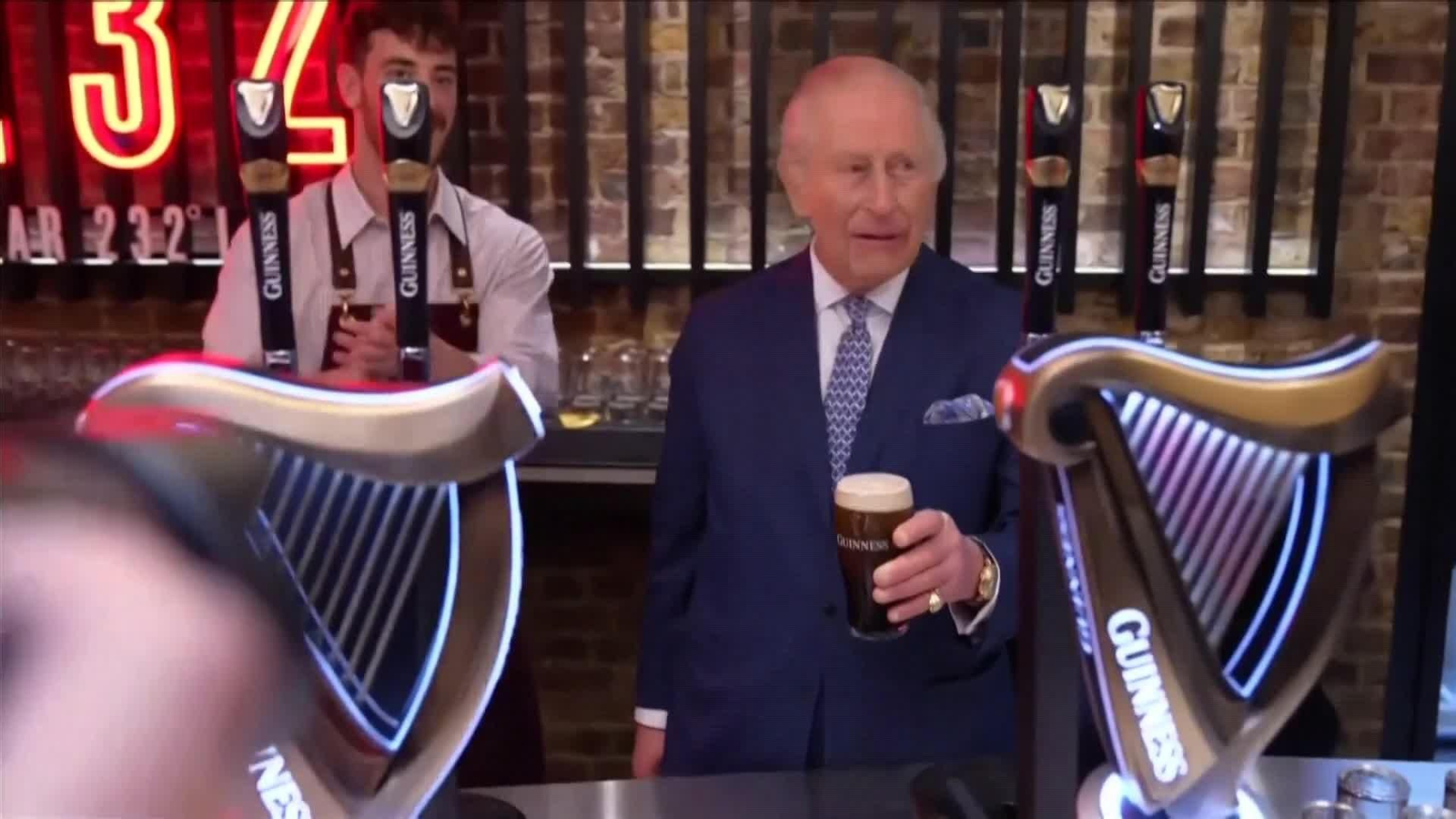 va charles tira cerveza