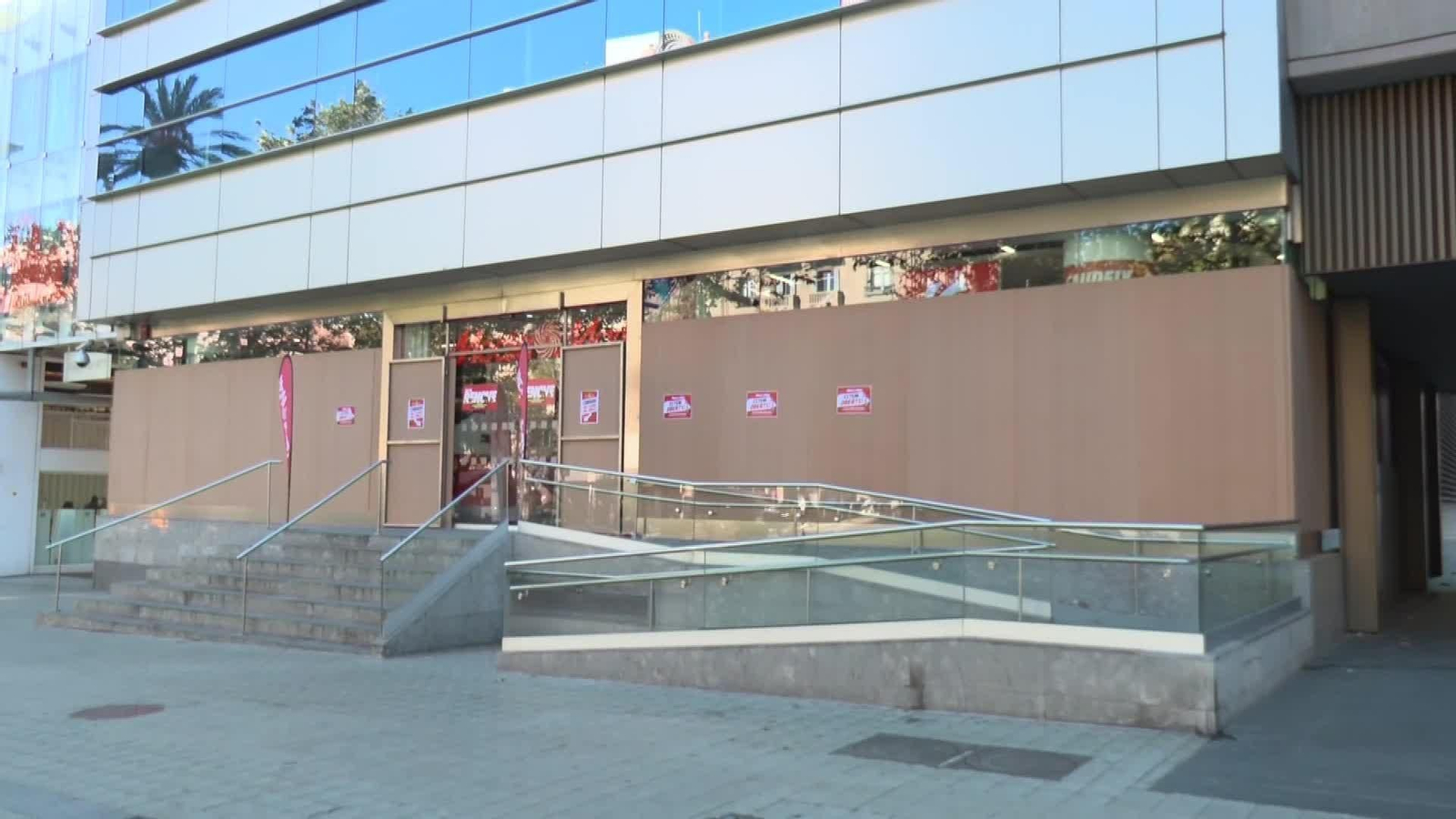 S030-BARCELONA BLOCUS COMERCIOS CERRADOS