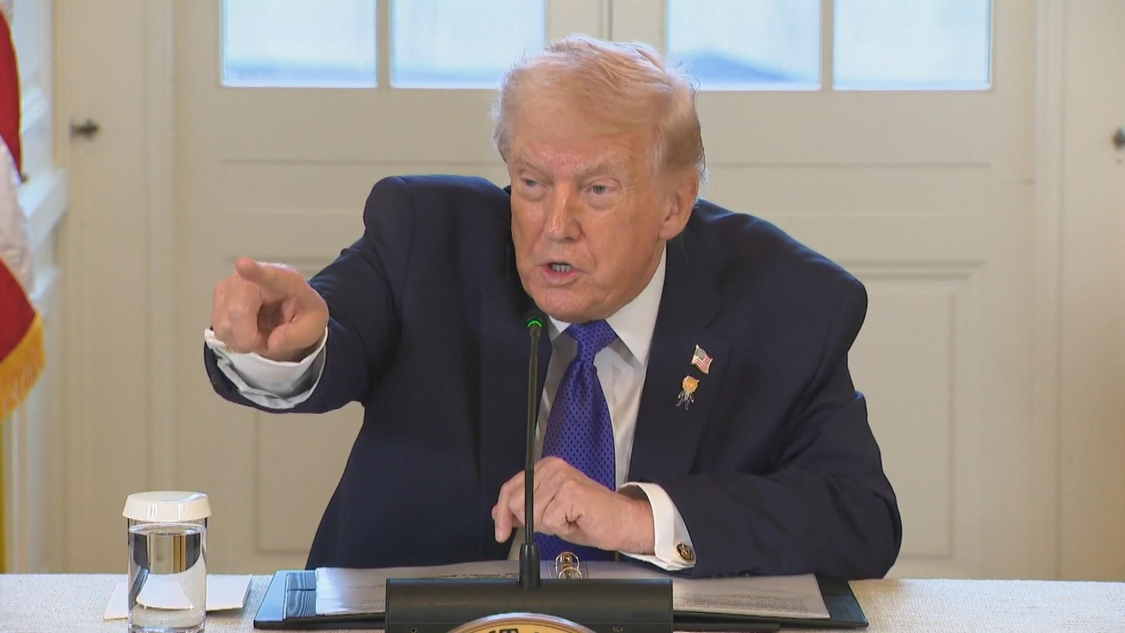 trump señalando con el dedo