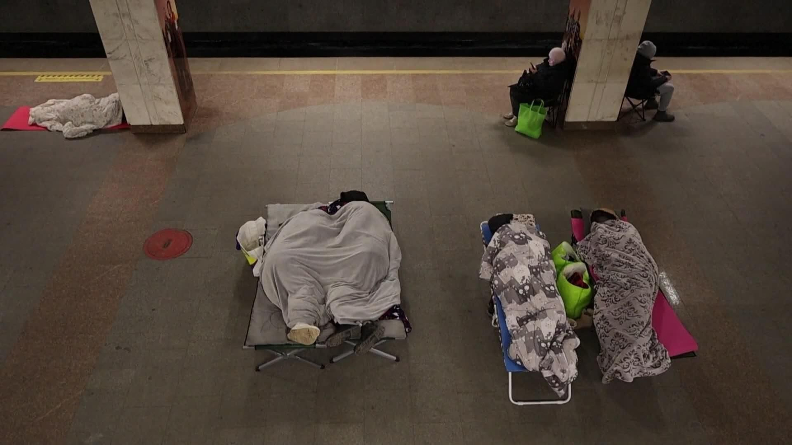 M006-UCRANIA VECINOS REFUGIADOS EN METRO KIEV