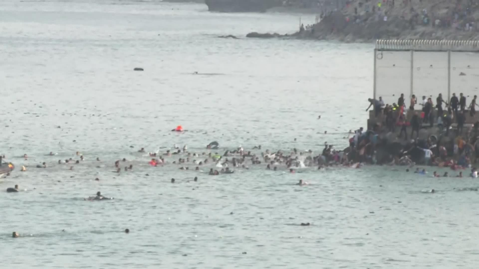 J085-CEUTA ENTRADA MIGRANTES A NADO HASTA ANOCHECER
