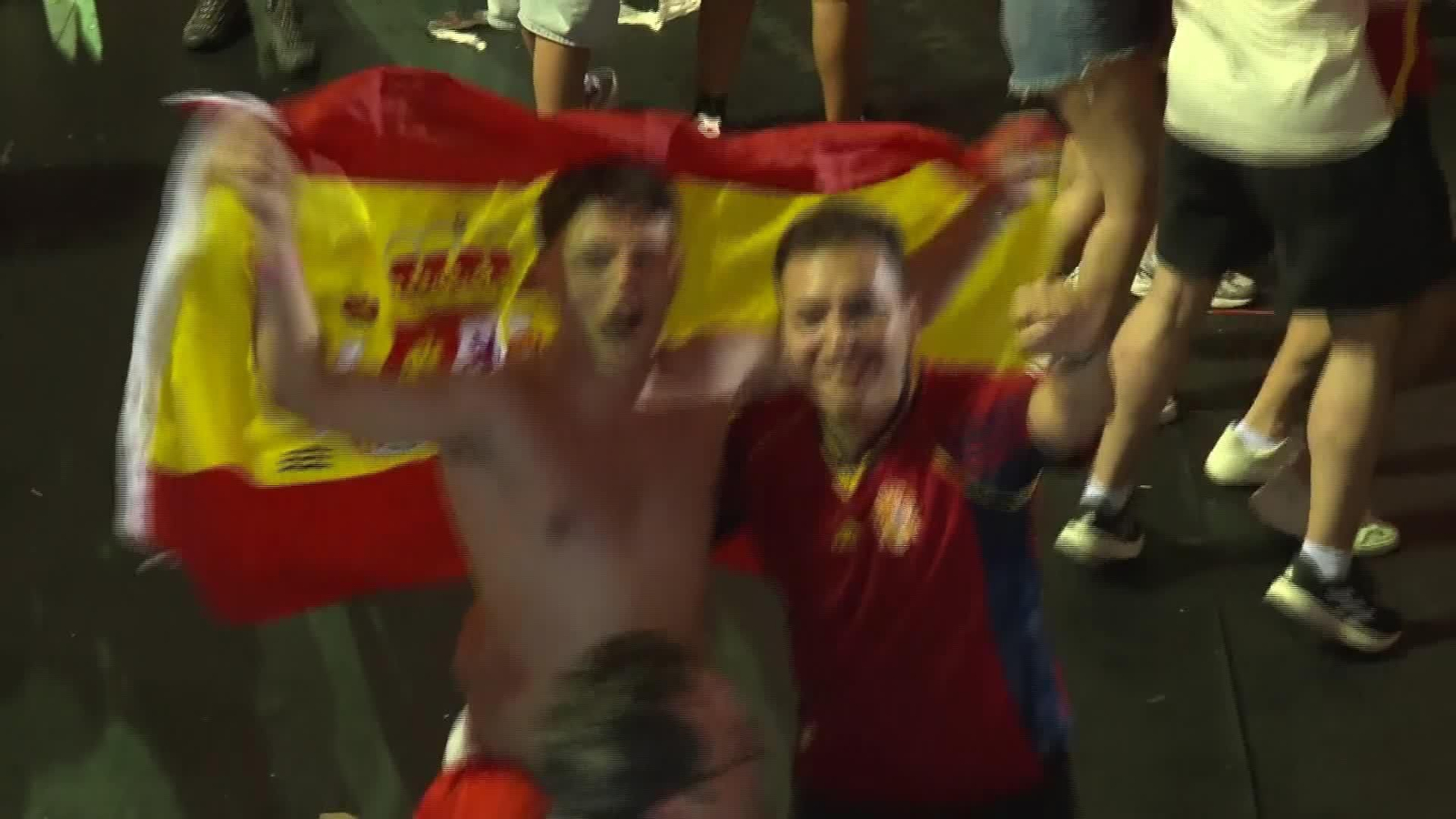 L065-EDI VARIOS CANSADOS PERO FELICES POR EL MUNDIAL
