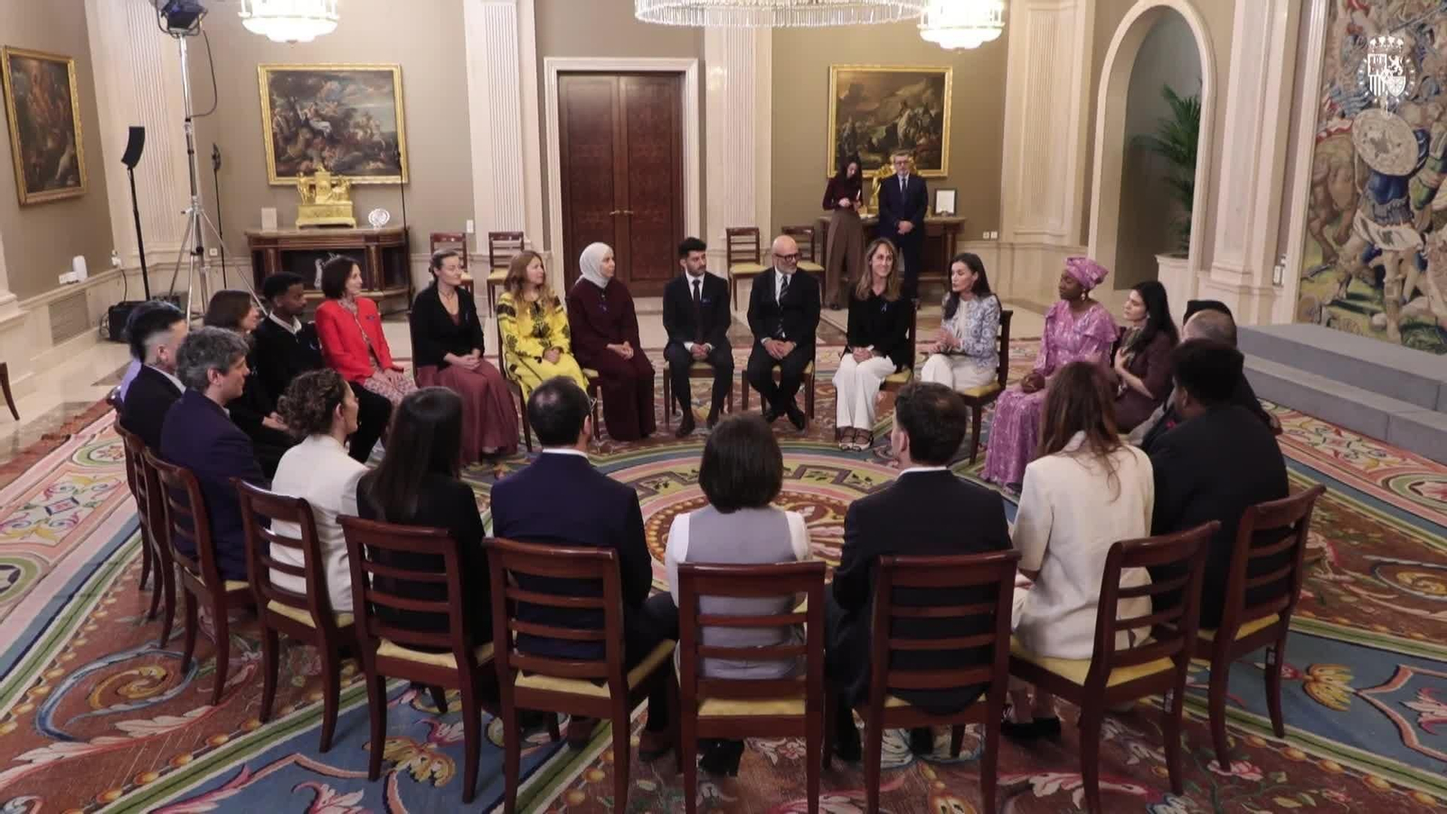 va reina con refugiados