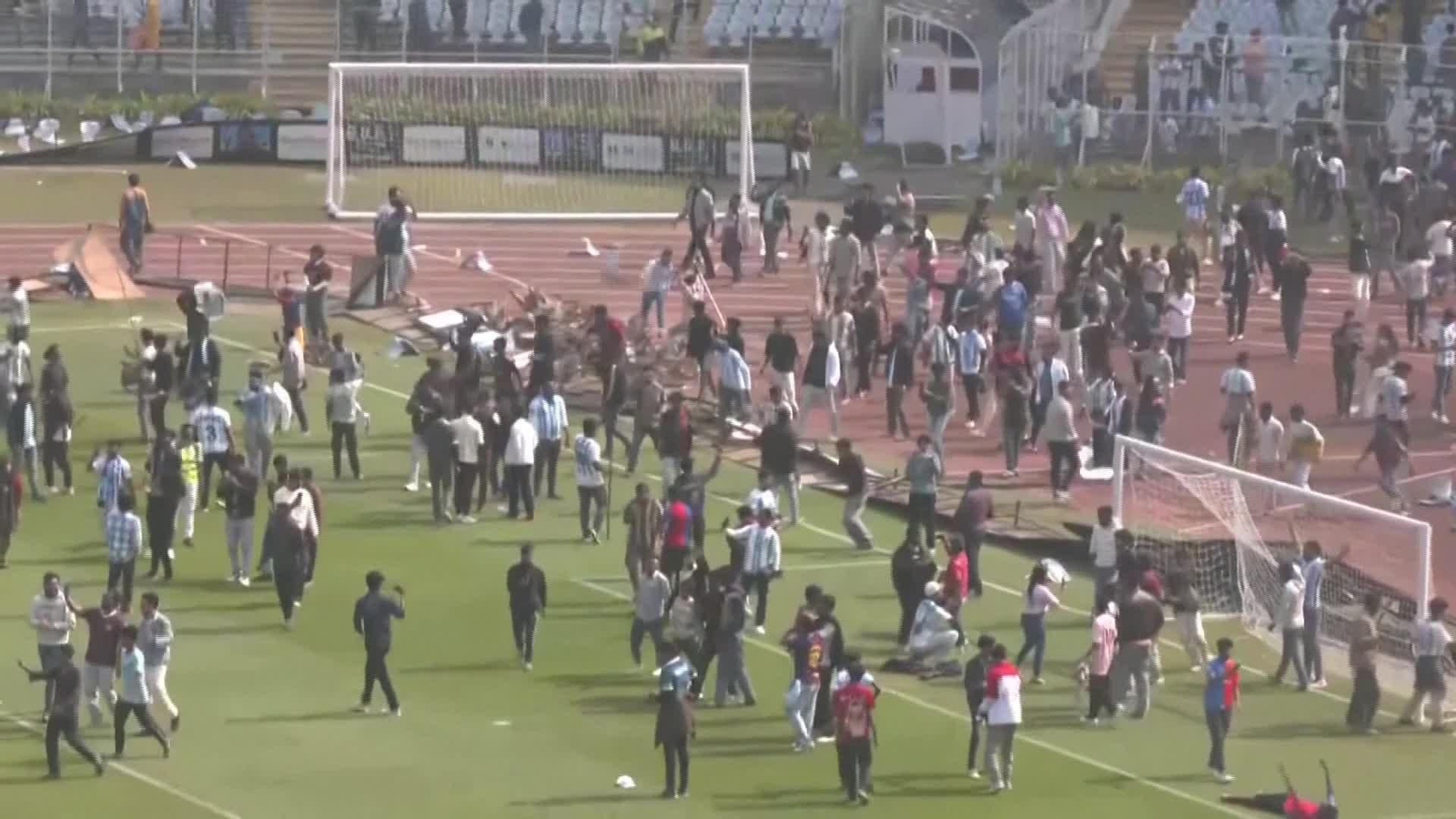 S009-INDIA PROTESTAS CAOS MESSI