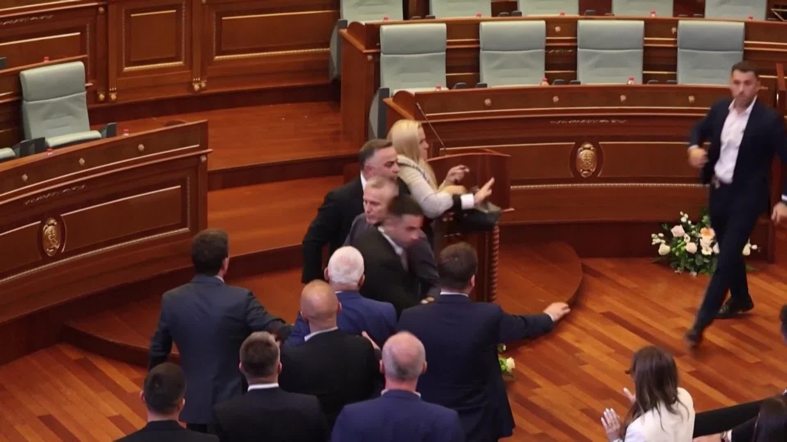va lanza huevos diputada kosovar