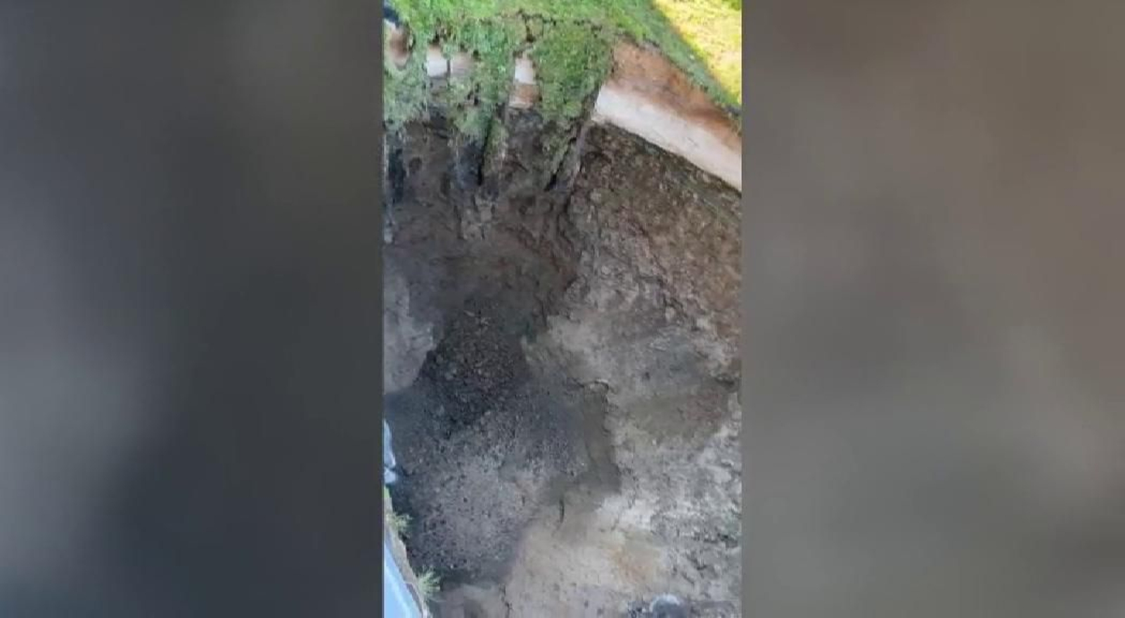 El socavón de Aranjuez continúa creciendo ante el temor de los vecinos El socavón de Aranjuez continúa creciendo ante el temor de los vecinos