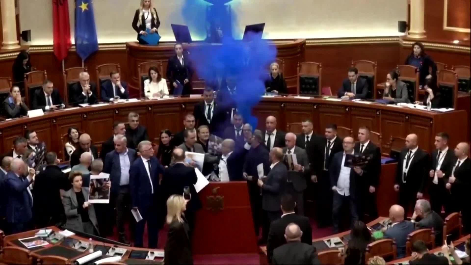 J082-ALBANIA PROTESTA VIOLENTA PARLAMENTO