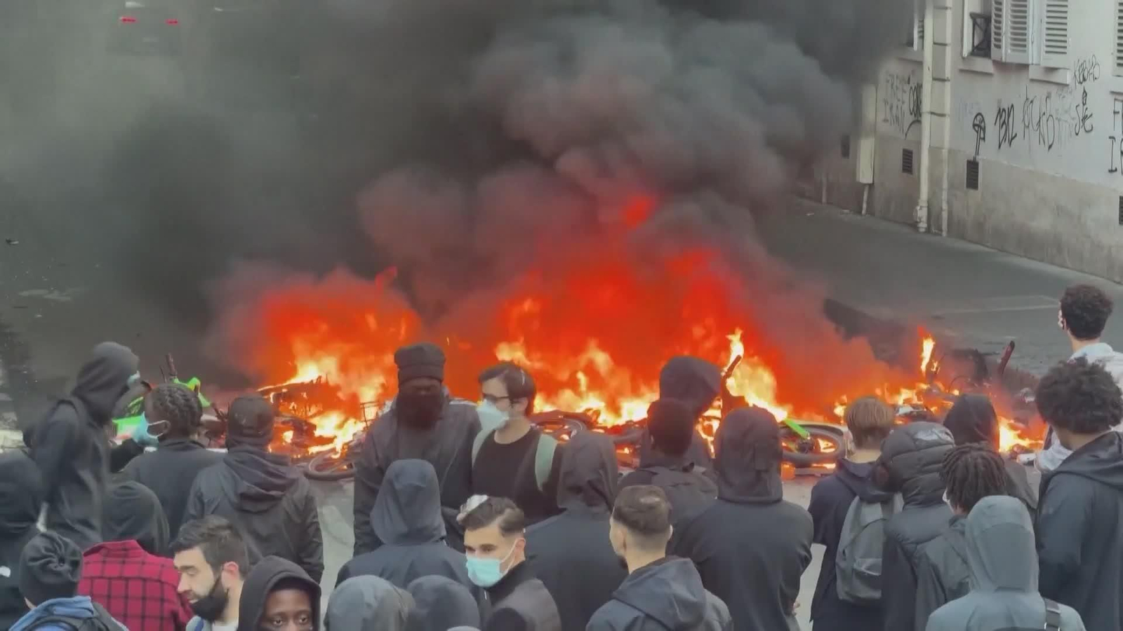 va arde paris noche