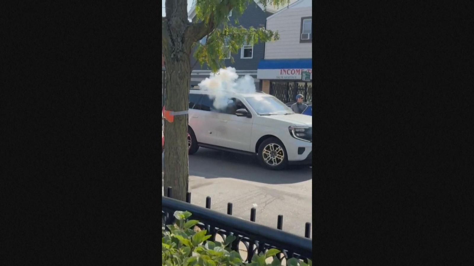 Un agente lanza una granada de humo en Chicago durante protestas contra ICE
