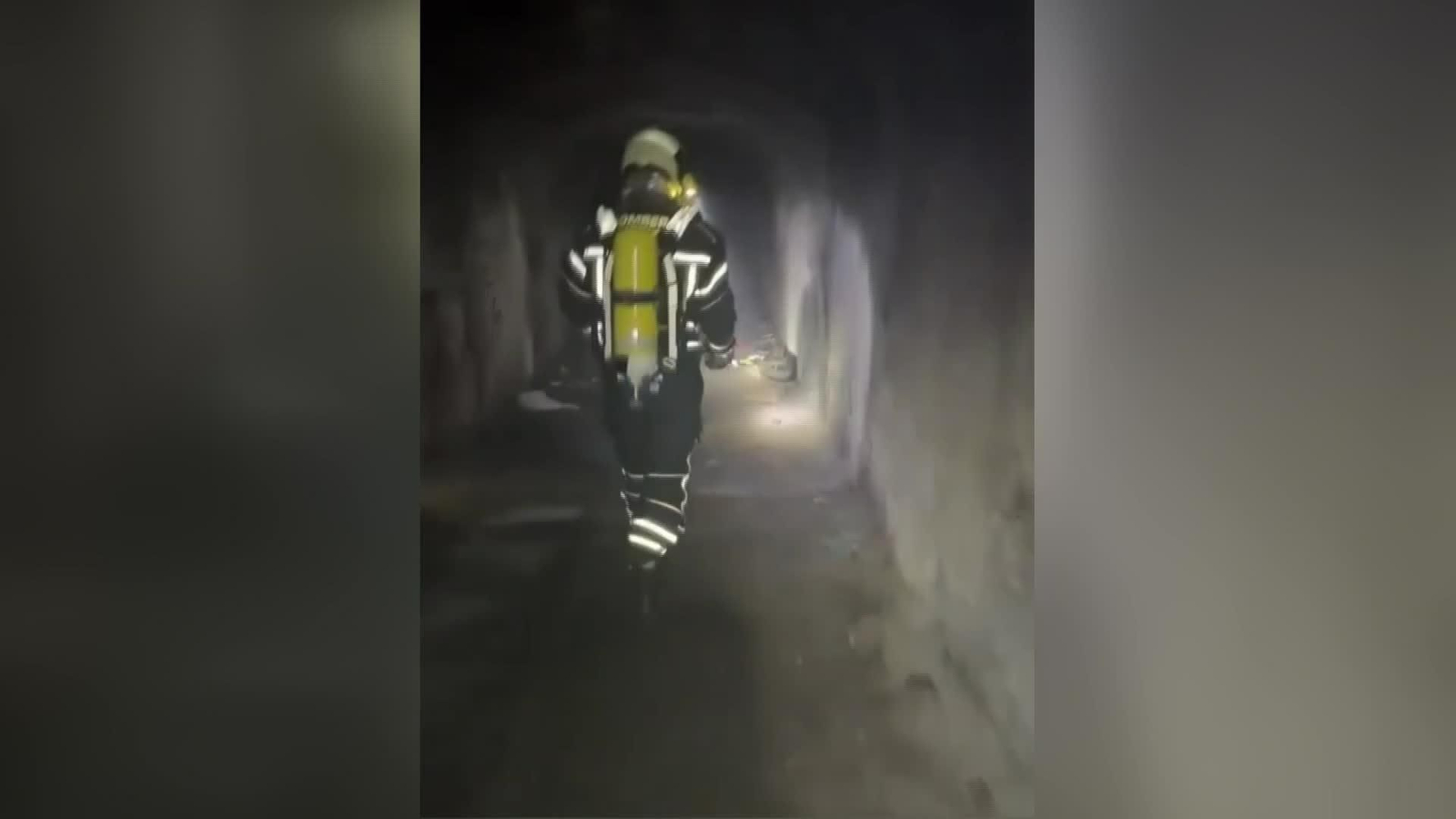 J058-CEUTA BOMBEROS CEUTA IMAGENES MIGRANTES EN TUNEL