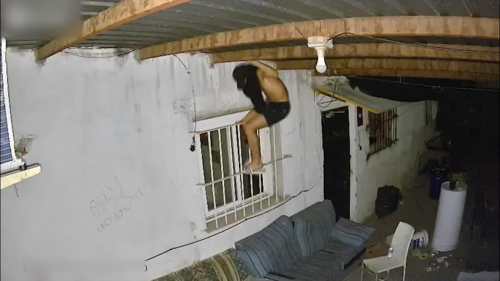 V011-IMAGENES GCIVIL LADRON SE CUELA POR REJAS VENTANA
