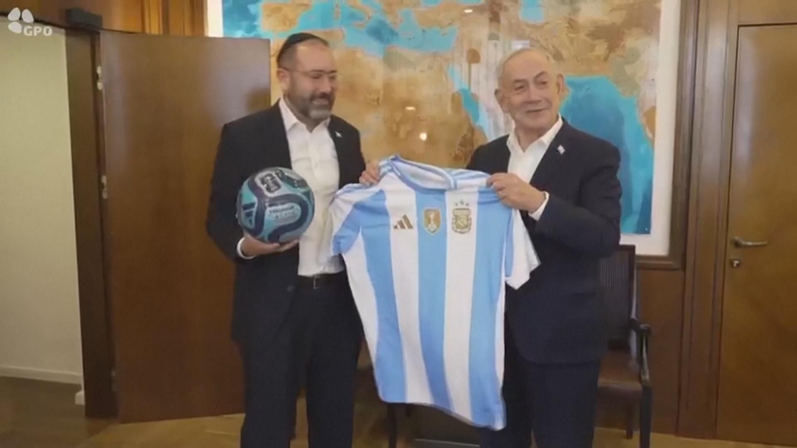 netanyahu con camiseta argentina