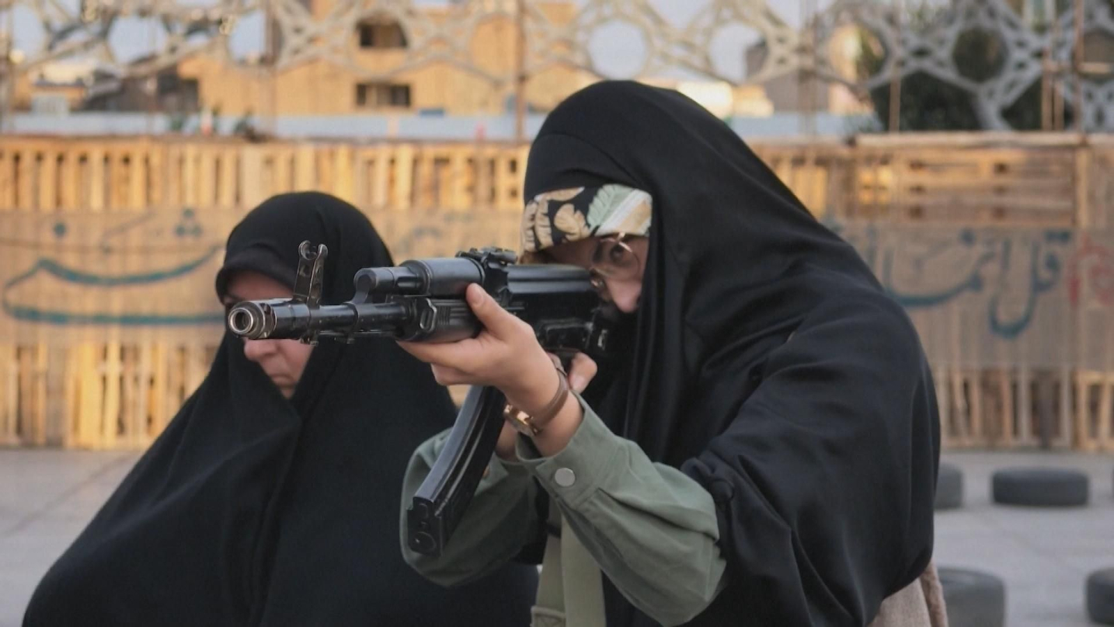 Mujeres iraníes aprenden a usar armas de fuego en plena tensión con EEUU