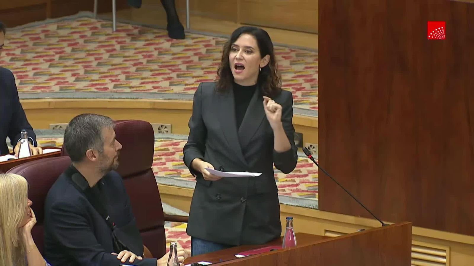 Ayuso sugiere al PSOE que pongan una placa en su sede de Ferraz que rece: 'Aceptamos pago en metálico'