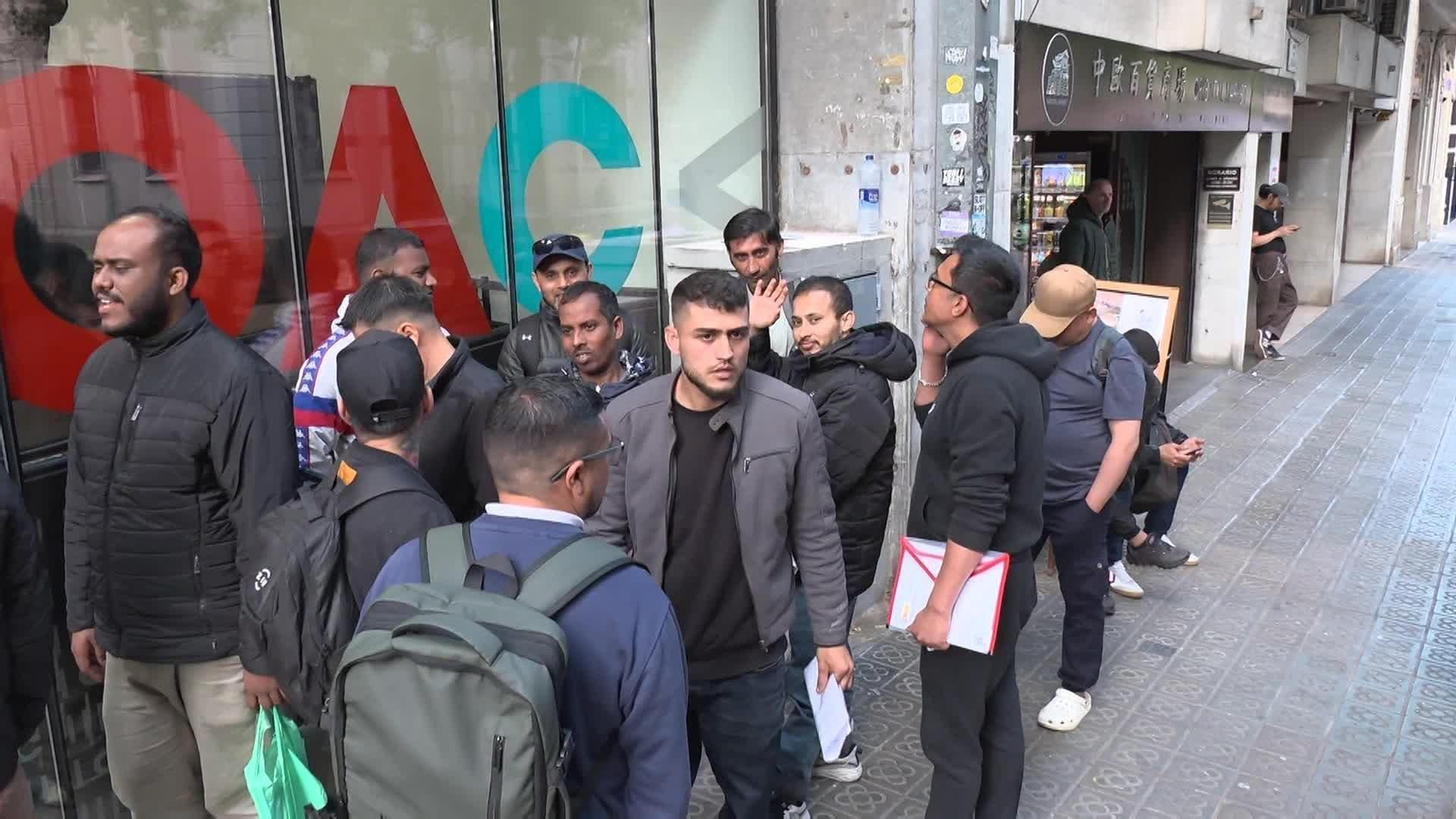 S035-BARCELONA COLAS MIGRANTES OFICINA ATENCION CIUDADANA