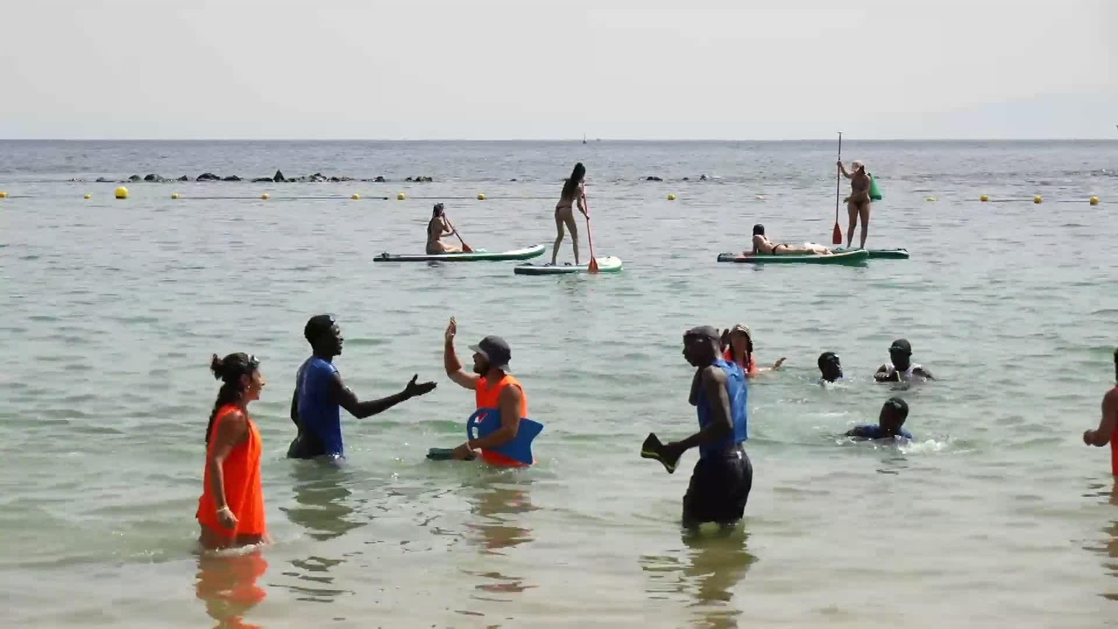 L604-EDI TENERIFE ENSEÑAR A NADAR A MIGRANTES