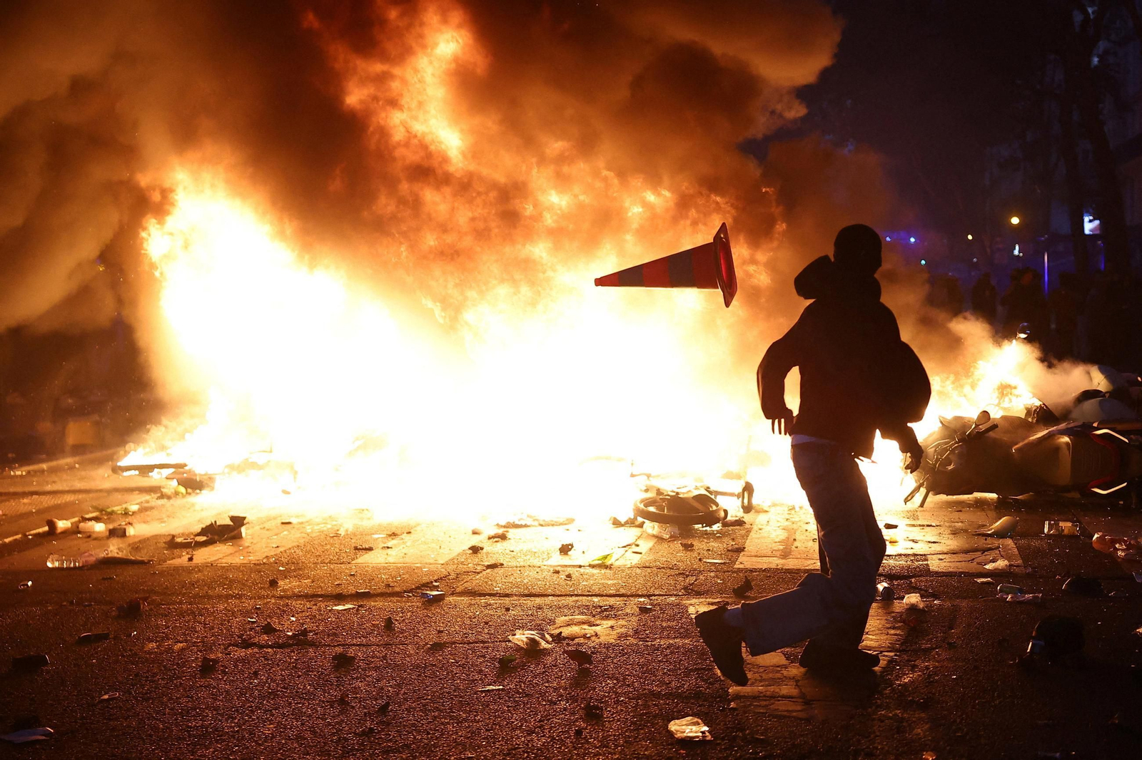 Los disturbios en París se extienden durante la noche con cientos de detenidos