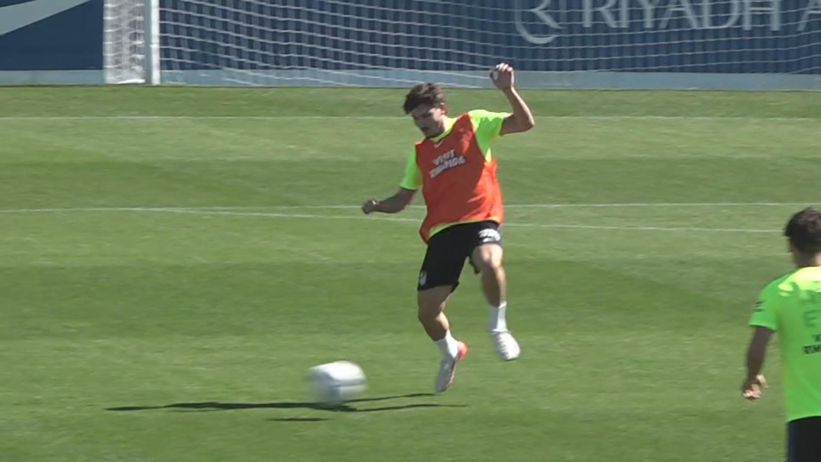 Julián Álvarez se entrena con el grupo