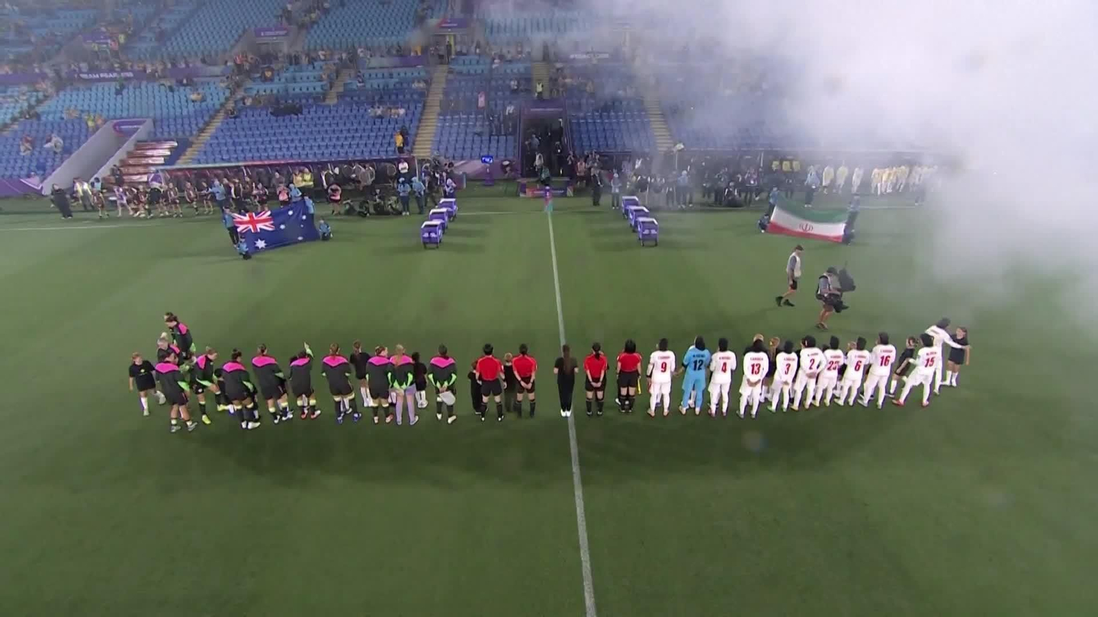 V074-AUSTRALIA EQUIPO FEMENINO FUTBOL IRANI CANTANDO HIMNO