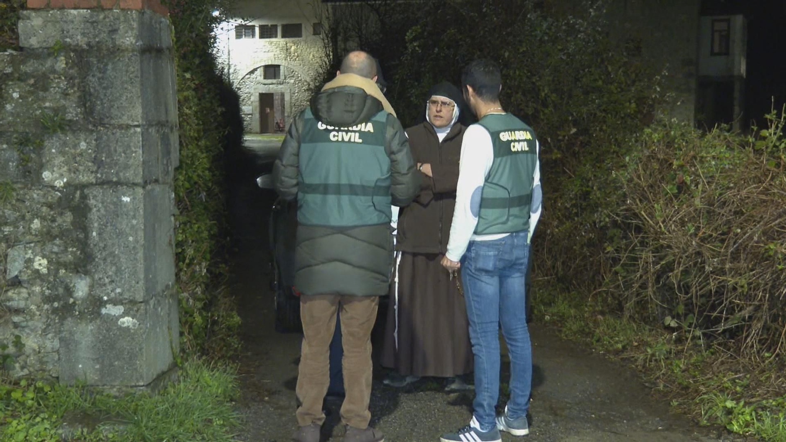 monja y guardia civil