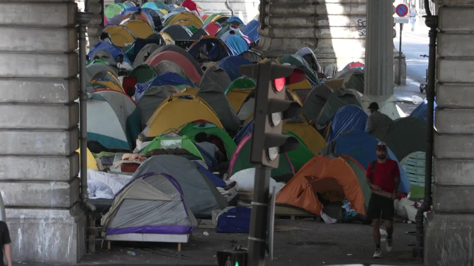 J059-FRANCIA INMIGRANTES SUFREN EL CALOR